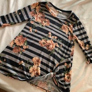Comfortable & trendy black white stripes w/peach roses floral top Size M Top